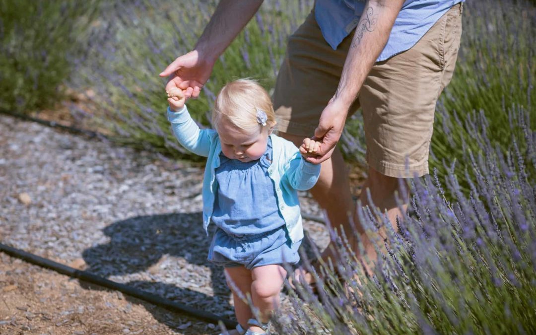 Bébé marche ! Ses premiers pas : un moment magique !