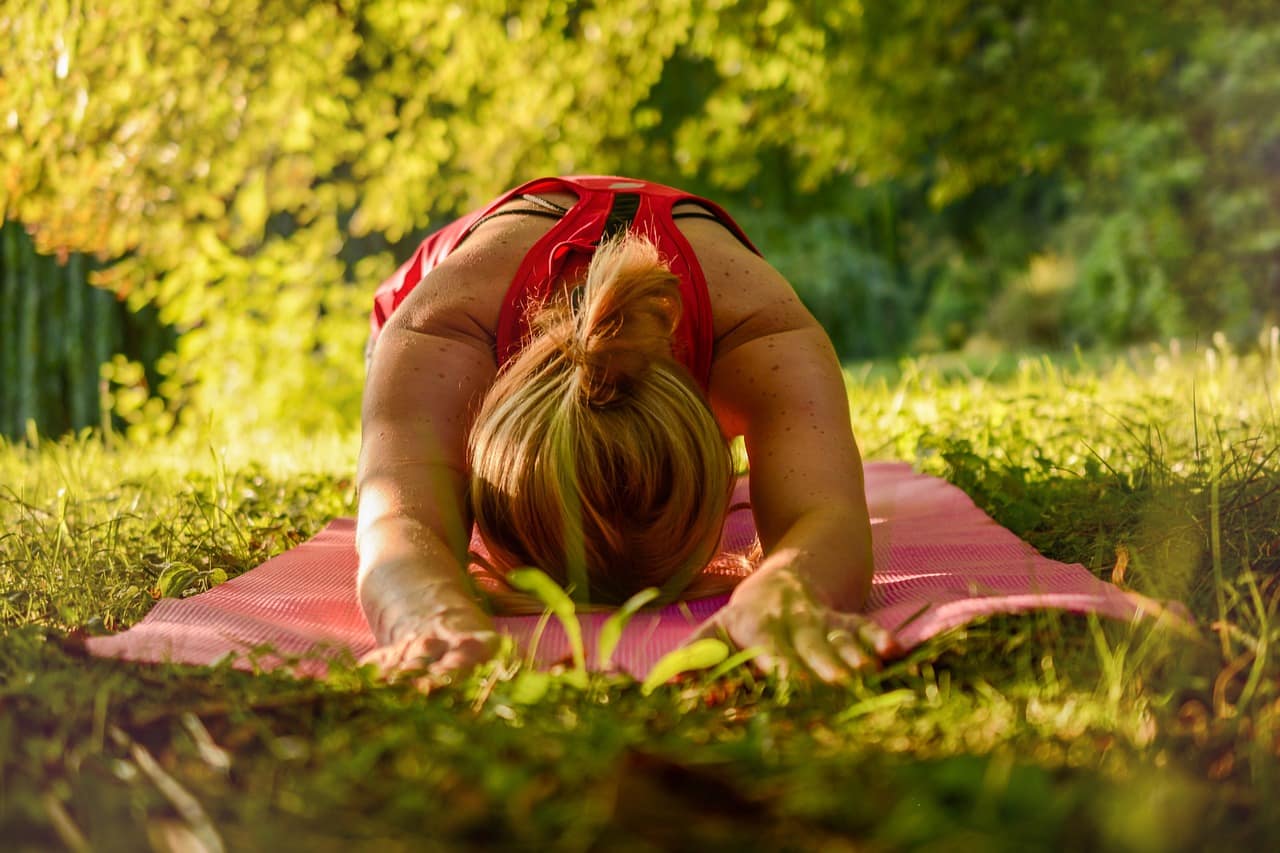 femme pratiquant le yoga