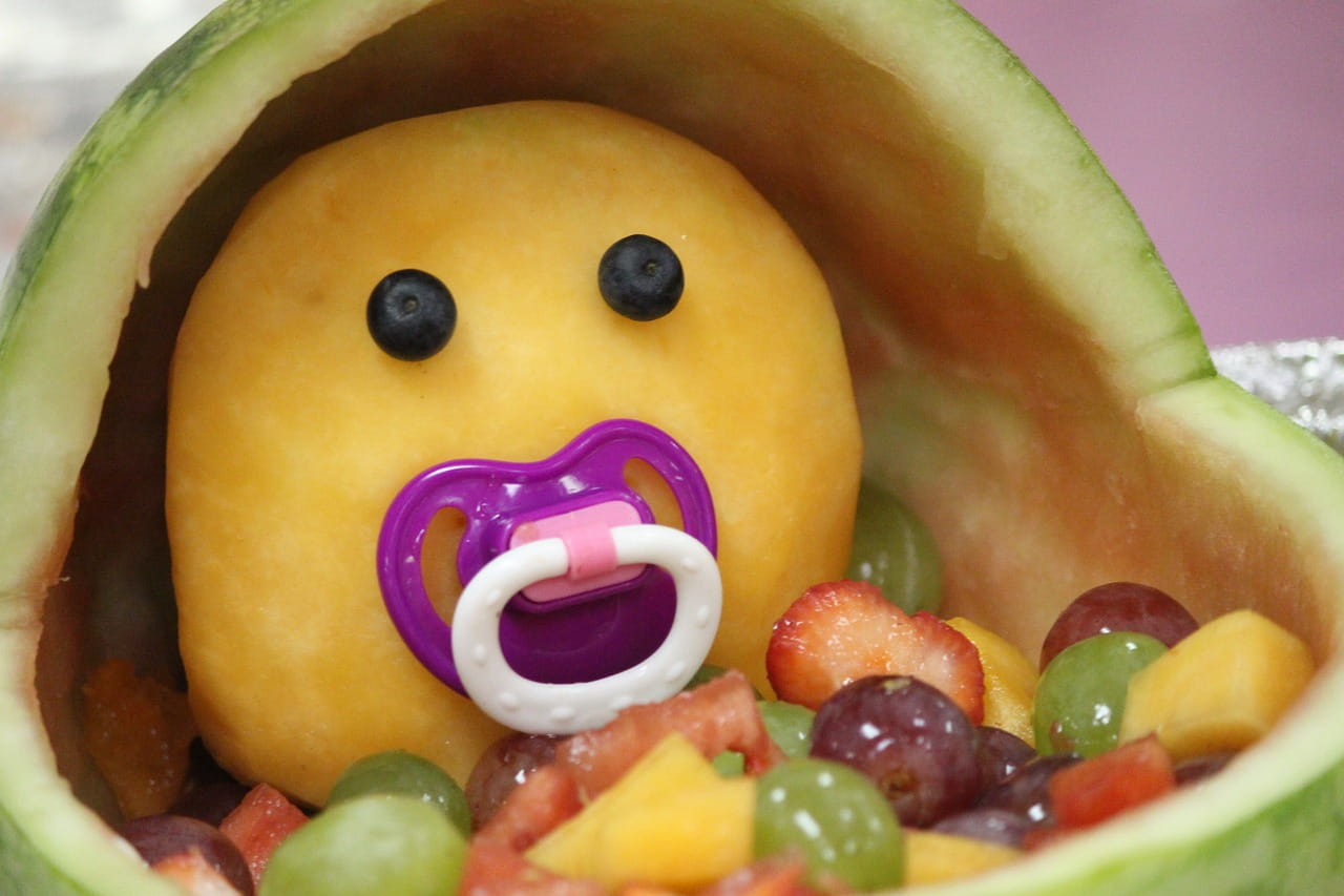représentation tête de bébé avec des fruits