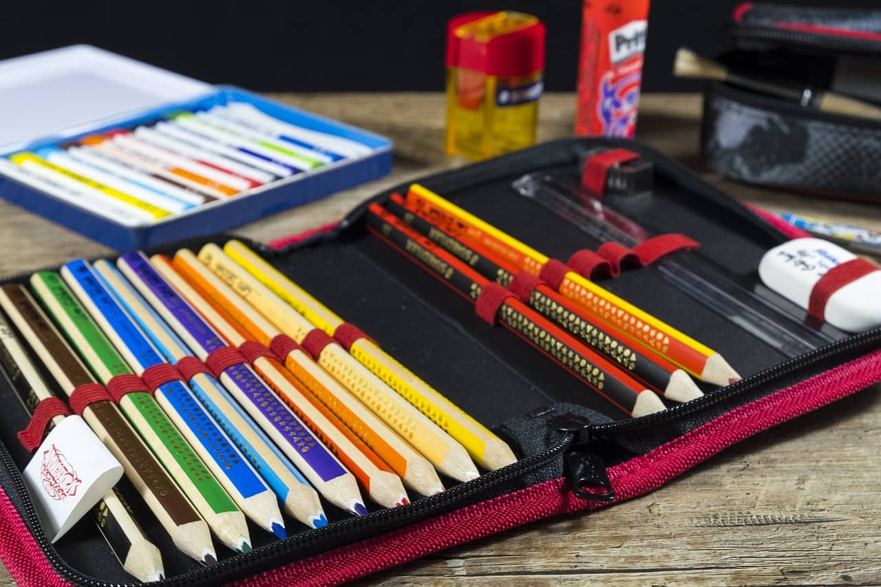crayons de couleur dans une trousse