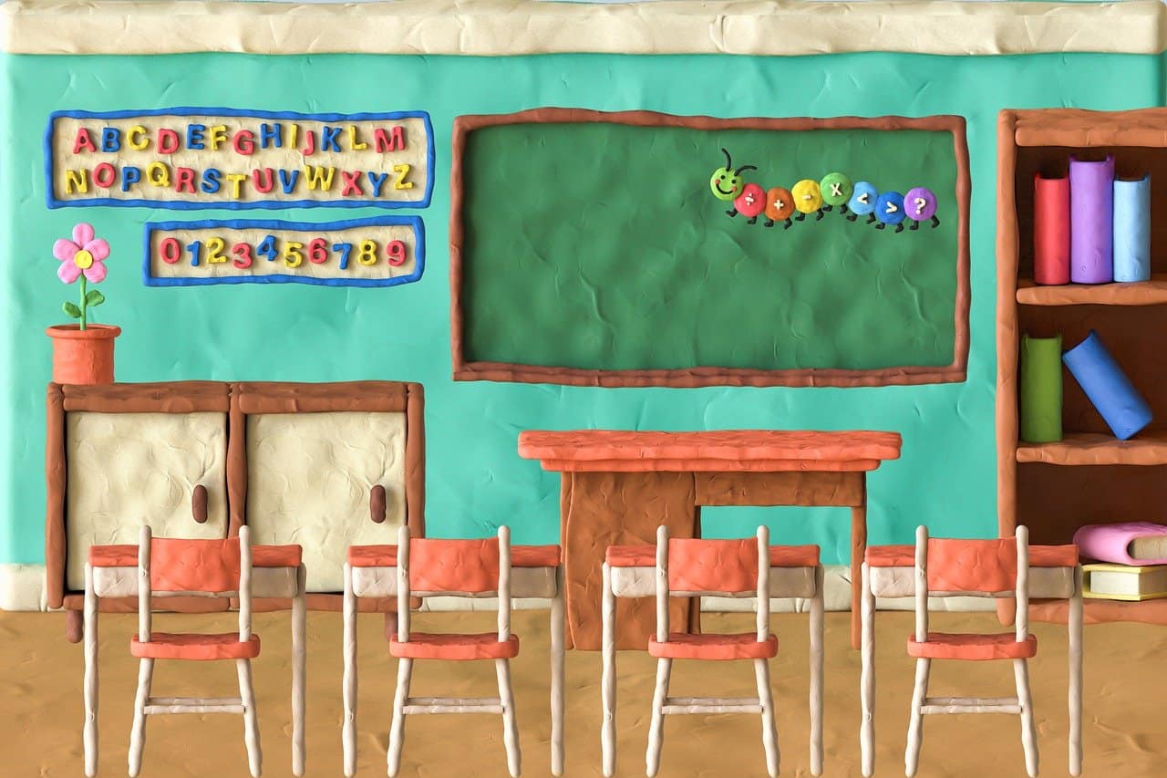 représentation d'une salle de classe en pate à modeler