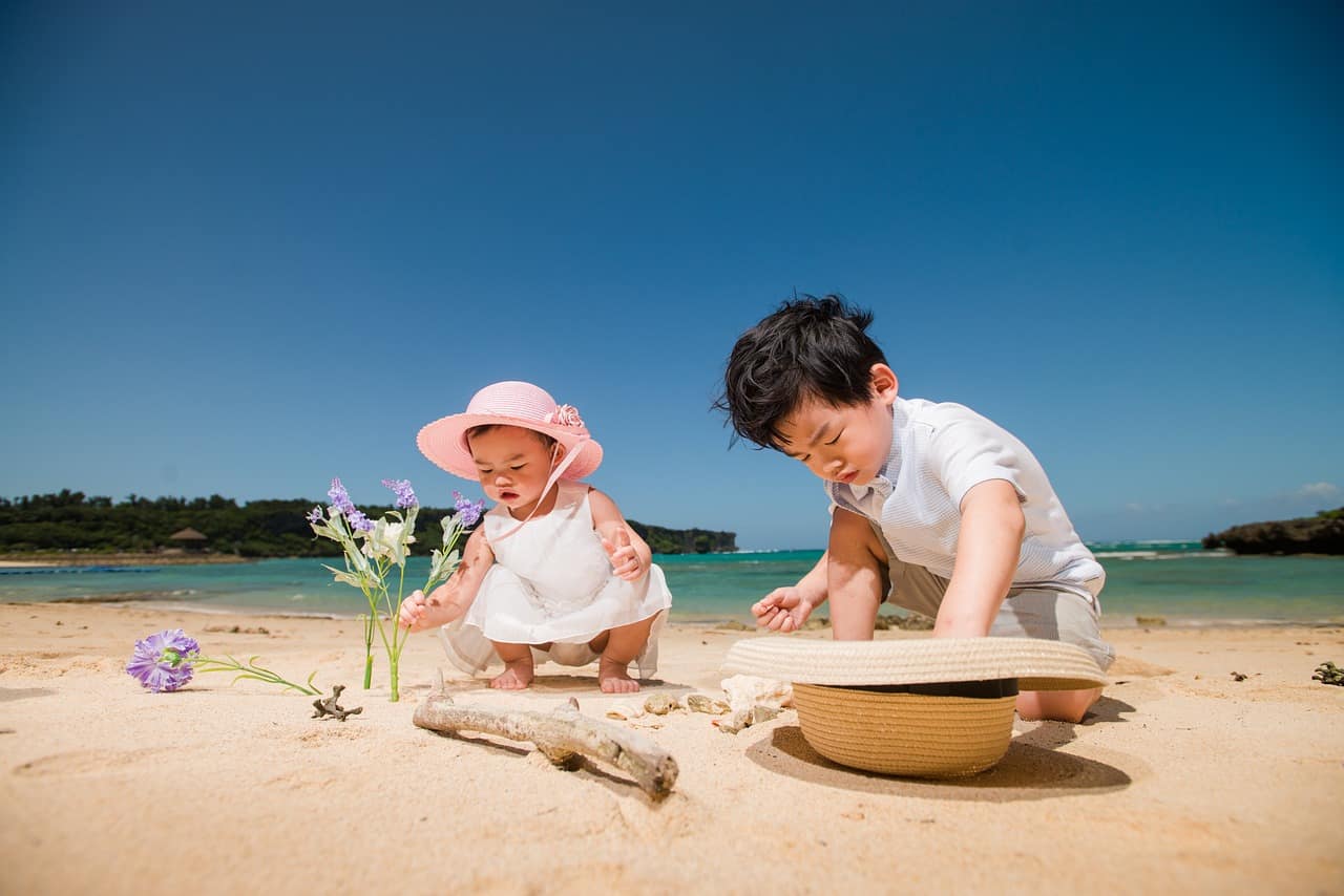 deux enfants jouant sur la plage