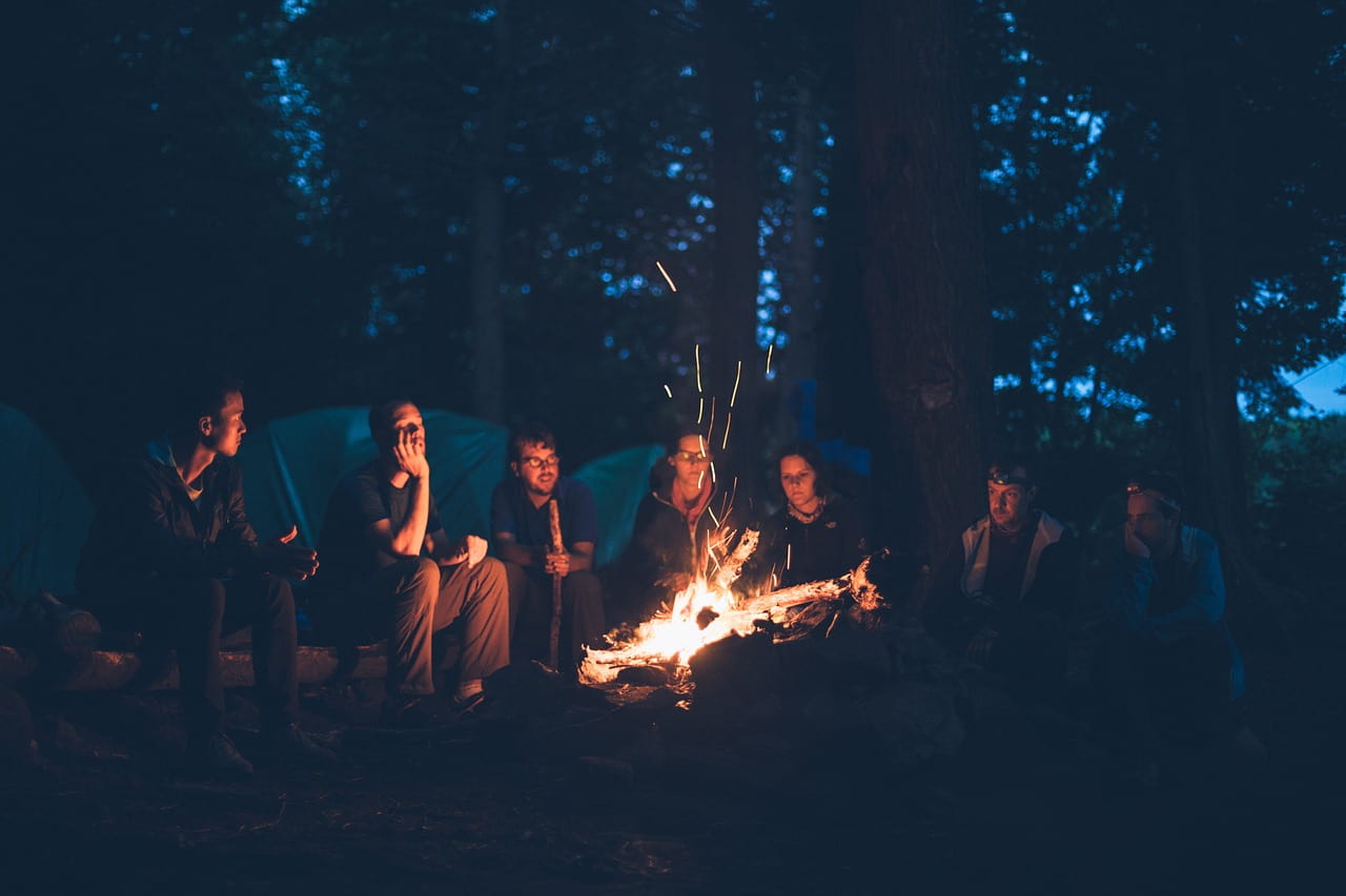 camping personnes autour d'un feu