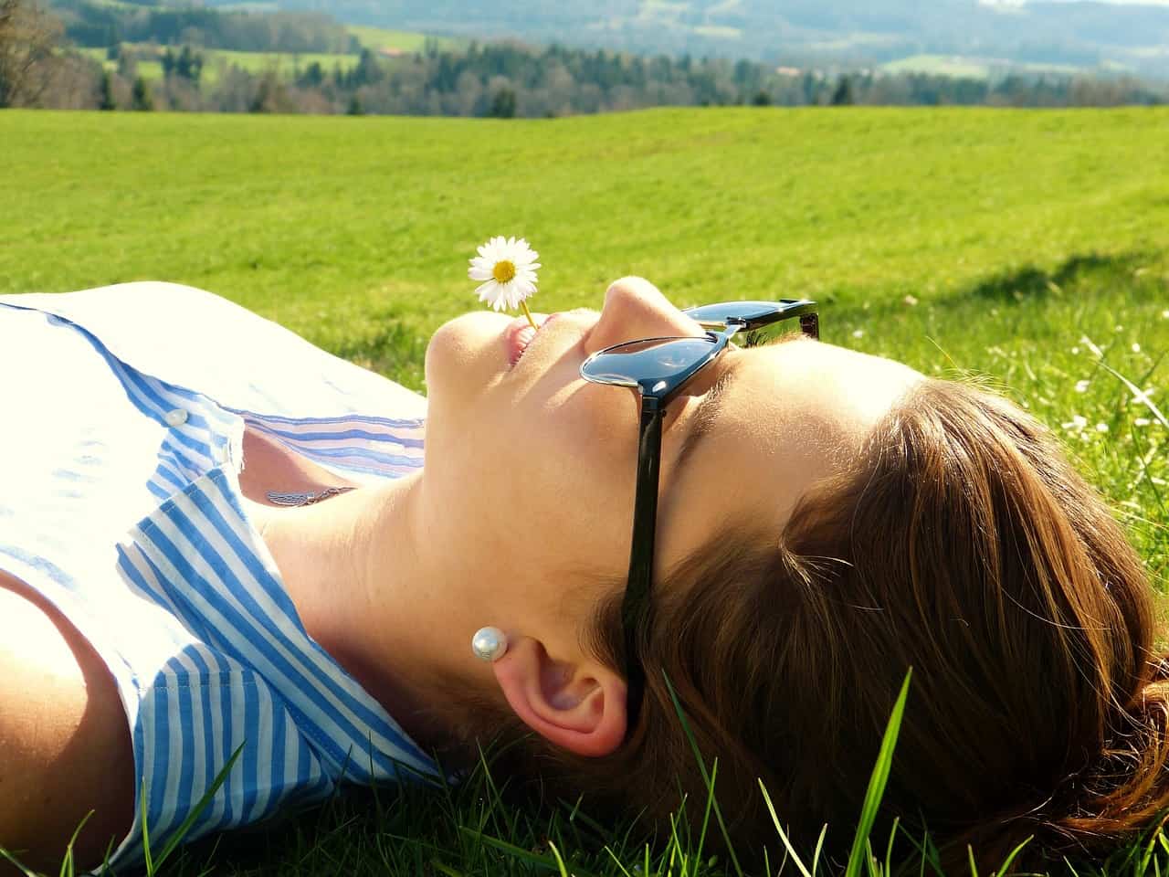 femme décontractée allongée sur l'herbe