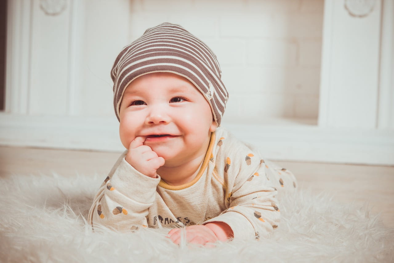 bébé souriant avec bonnet