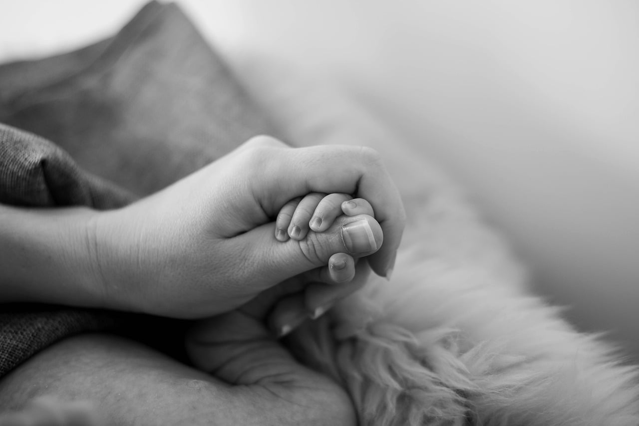 main bébé main mère communication avec bébé