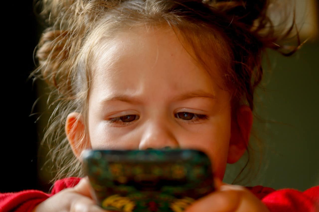 enfant devant smartphone